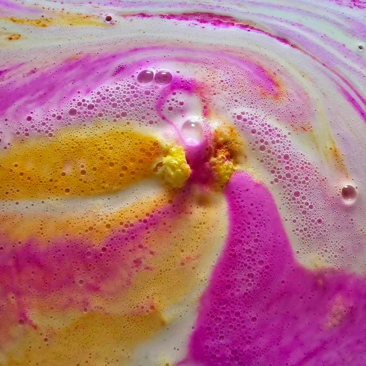 Bath Bomb -Round shape - Satsuma, in bath water.