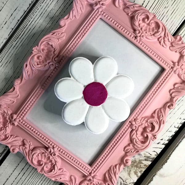 Best Selling Daisy Bath bomb on a decorative frame