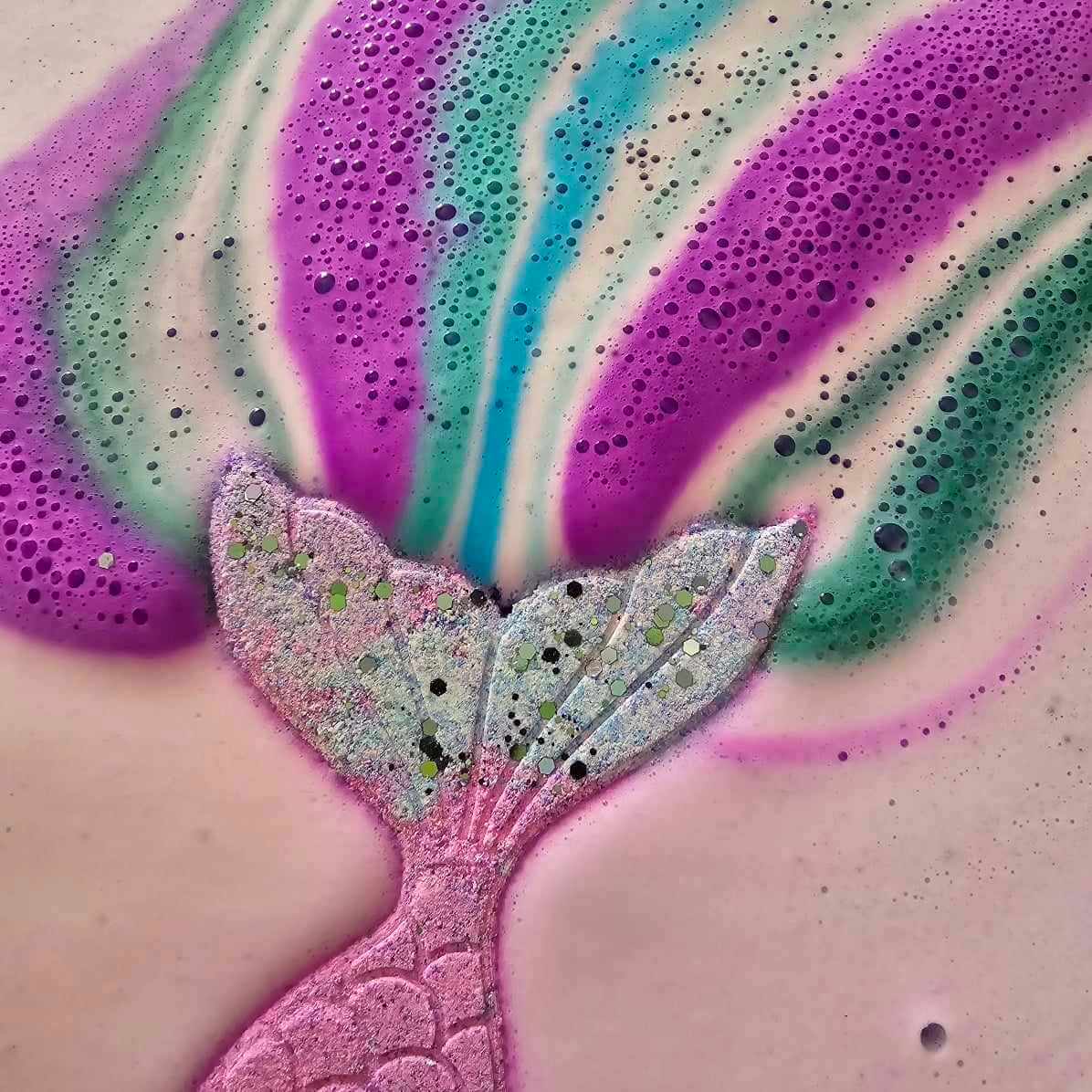 Amazing mermaid bath bomb in water