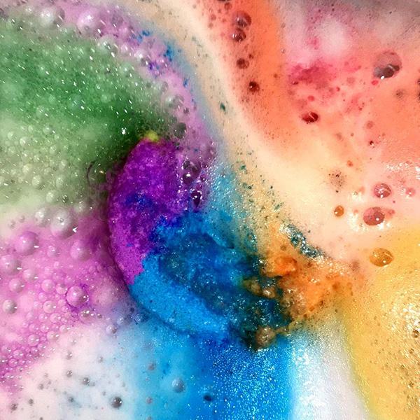 Vibrant bath water colors - Experience a playful bath time!