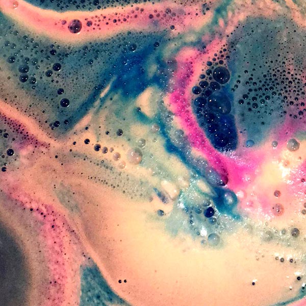 Bath Bomb Donut in Bath Water - Scent: Sea Island Cotton 